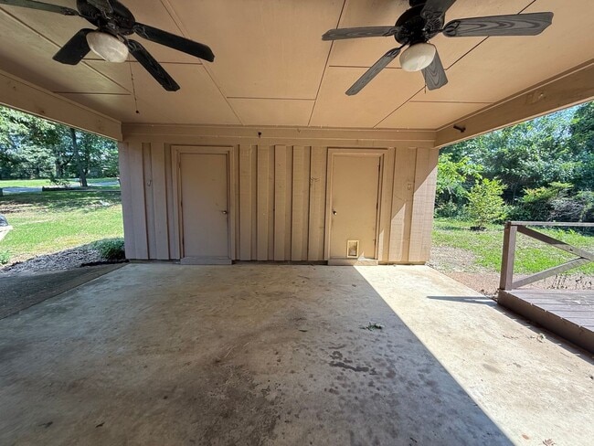 Building Photo - 102 Hickory Hill Dr
