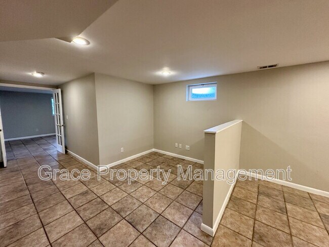 Building Photo - 852 S Quail Way