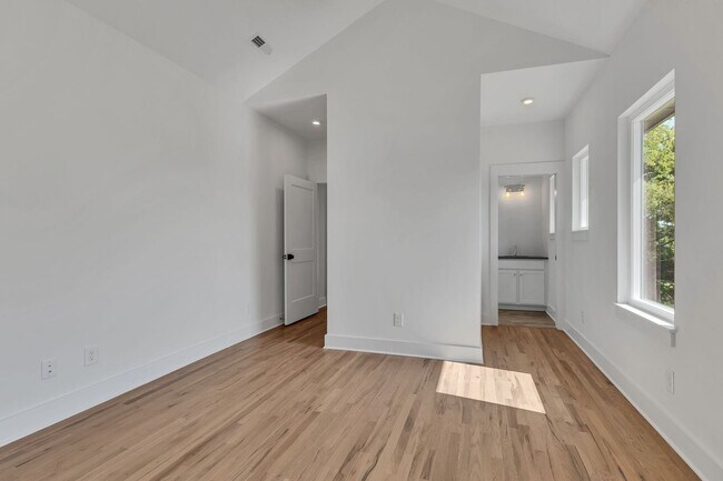 Building Photo - 5917 Robertson Ave