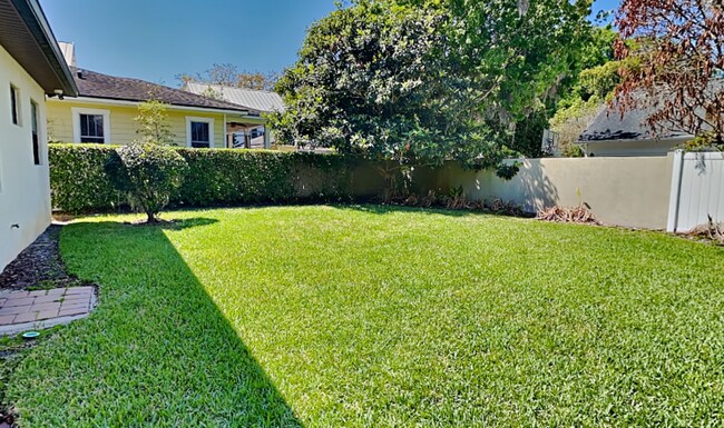 Building Photo - 1240 Poinsettia Ave