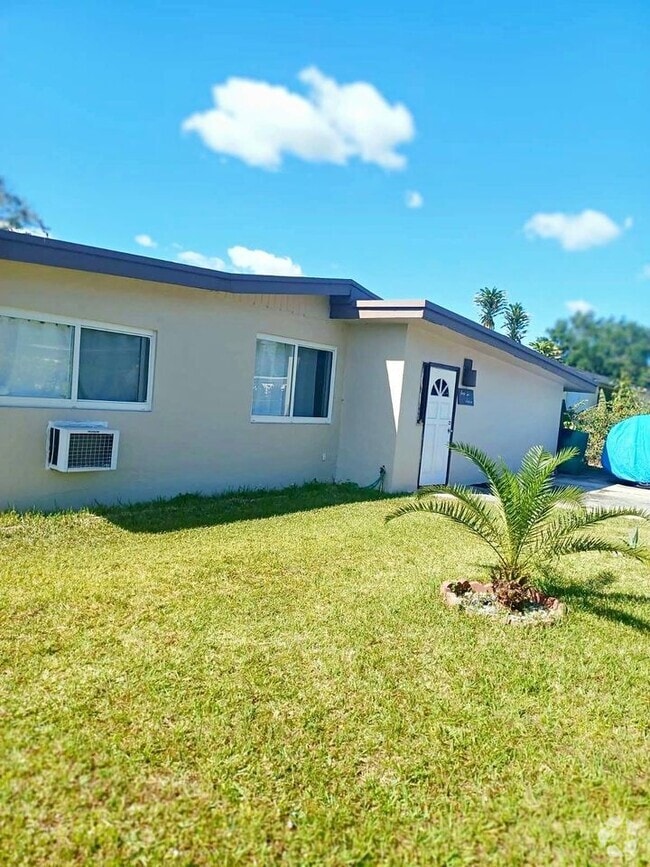 front lawn & view - 4216 SW 51st St