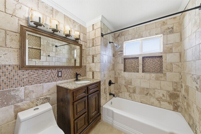 Building Photo - 5818 Chinaberry Dr