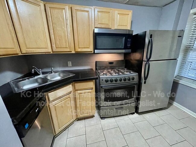 Building Photo - 1108 W 41st Terrace