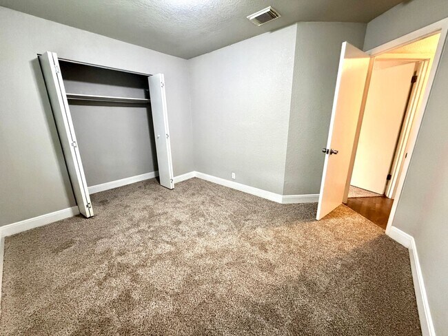 Building Photo - 3 bed 2 bath in Heritage Park