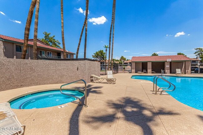 Building Photo - 623 W Guadalupe Rd