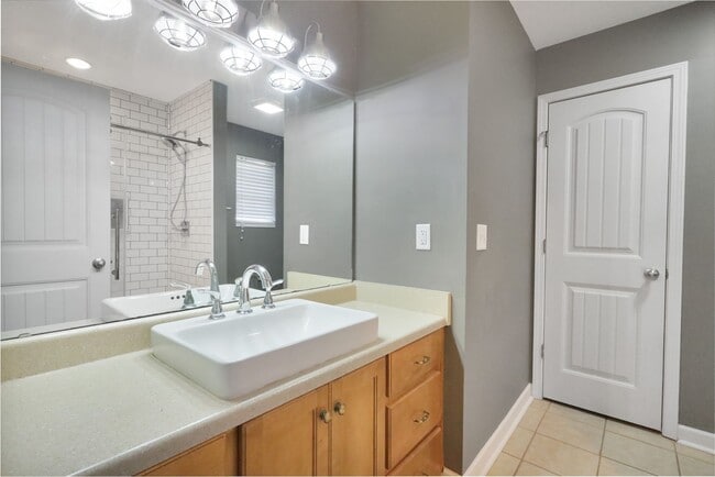 Building Photo - 712 S 6th St