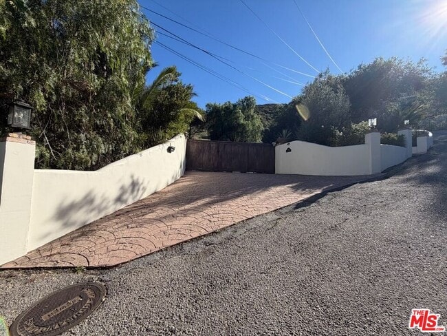 Building Photo - 456 S McKnight Rd