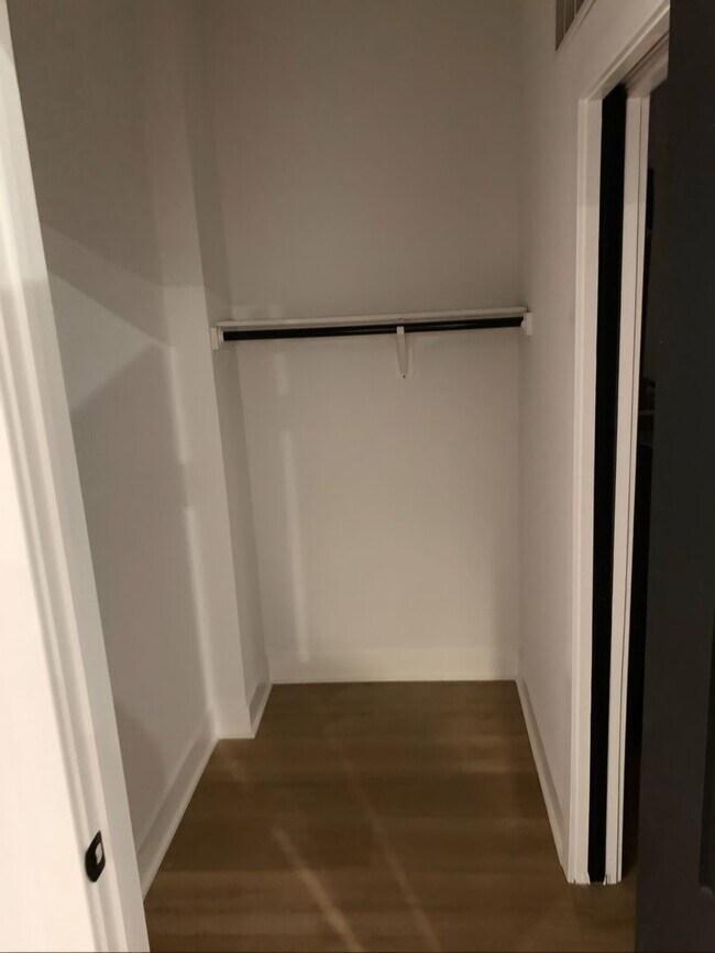 Building Photo - Modern Large 1 BED 1.5 BATH in Port Richmond!