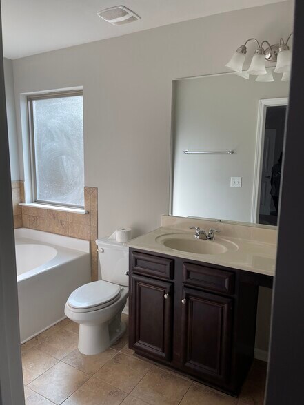 Upstairs Master Bath - 6505 Muirfield Pt