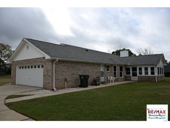 Building Photo - Fabulous rural property in Molino