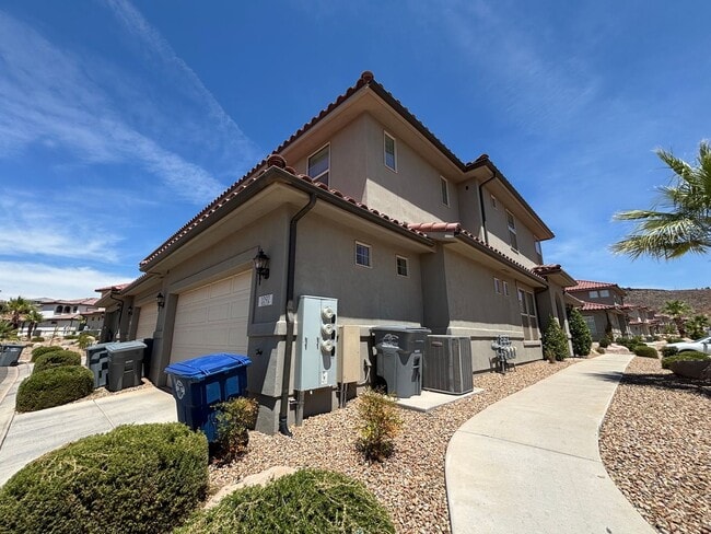 Building Photo - SPACIOUS HOME FOR RENT!
