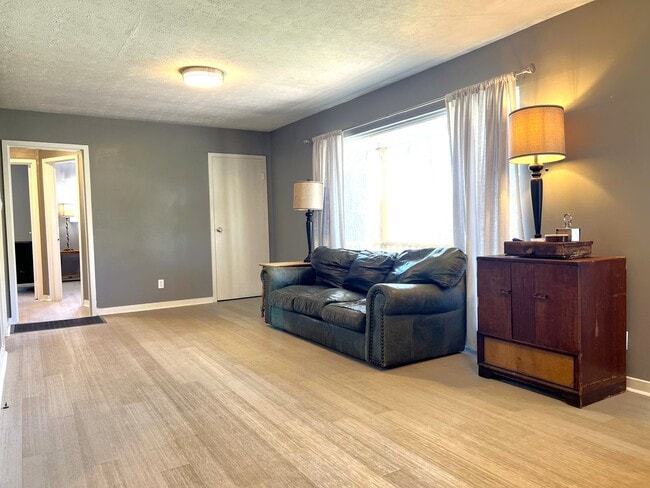 Building Photo - *Maryville 37804 - Charming 2 bedroom, 1 bath Brick Rancher with a 1-car garage - Call Adam Sharp...