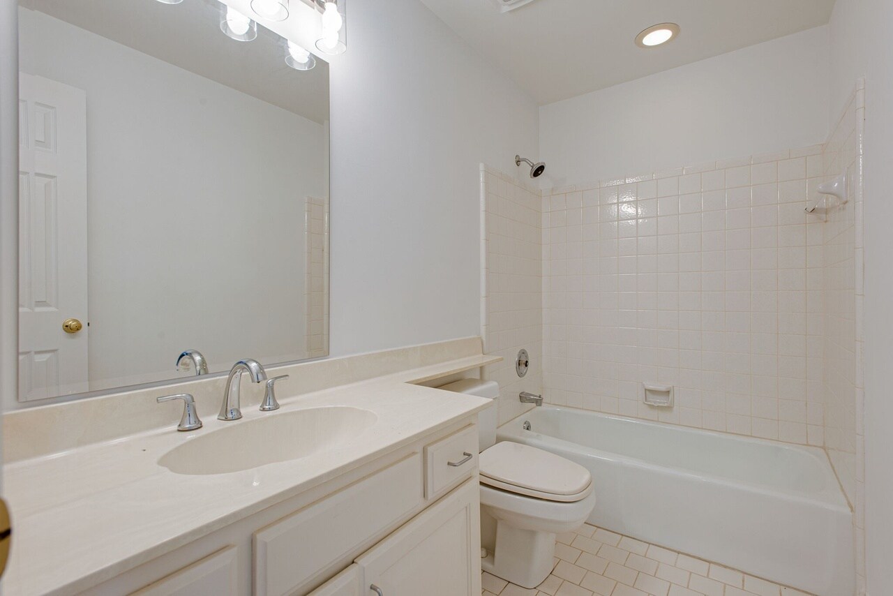 Building Photo - 243 Boxmere Pl