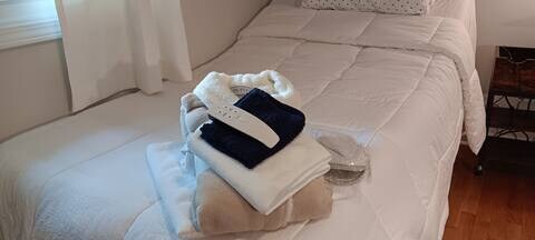 Building Photo - Room in House on Foxcroft Dr