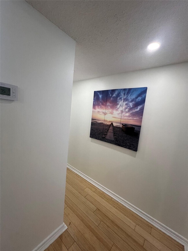 Building Photo - 800 Parkview Dr