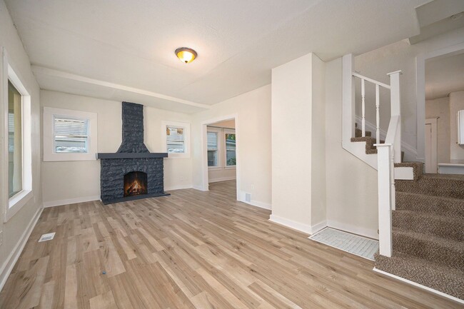 Building Photo - 5 Bedroom Home Near Central Park and Centr...