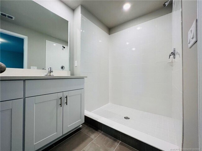 Building Photo - 3913 SE Mentmore Ln