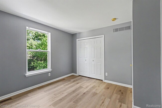 Building Photo - 7055 Oakridge Dr