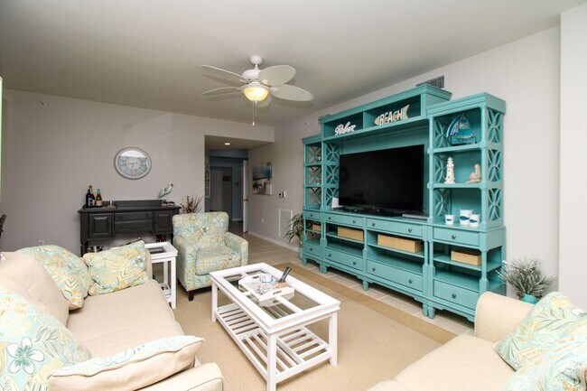 Building Photo - ** SPACIOUS 3 BED/2 BATH COACH HOME WITH T...