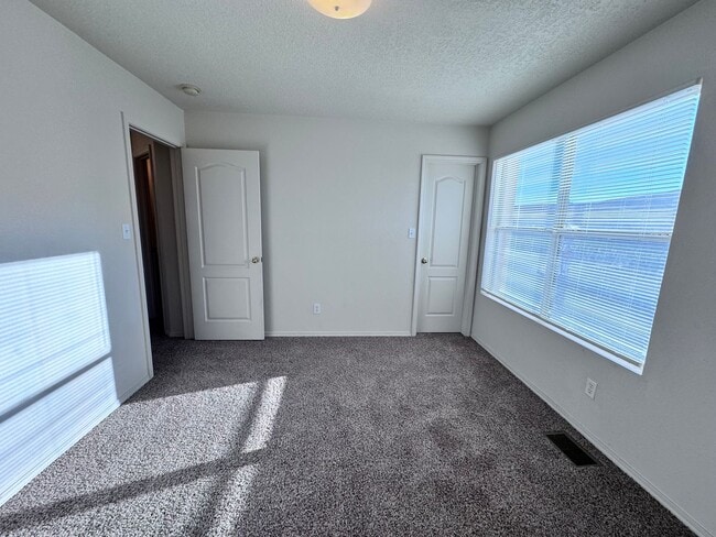 Building Photo - 3 bed 2 bath 2300 sq ft home-New Carpet