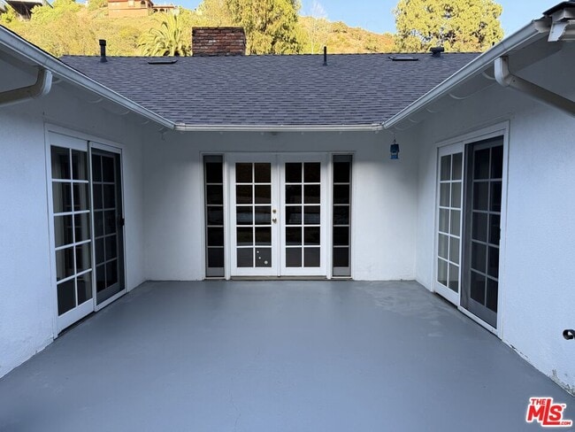 Building Photo - 2201 Coldwater Canyon Dr