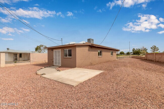 Building Photo - 11437 W Lakeshore Dr