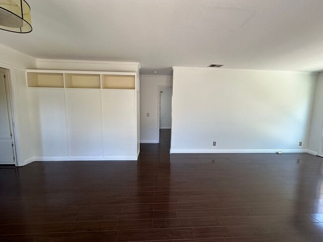 Building Photo - Beautiful Rollingwood Home