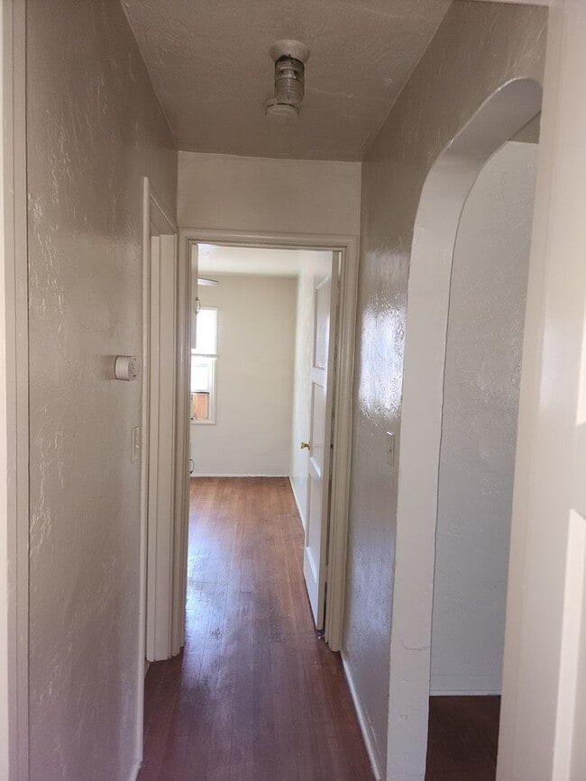 Building Photo - Escalon cute 2 bedroom duplex w/garage