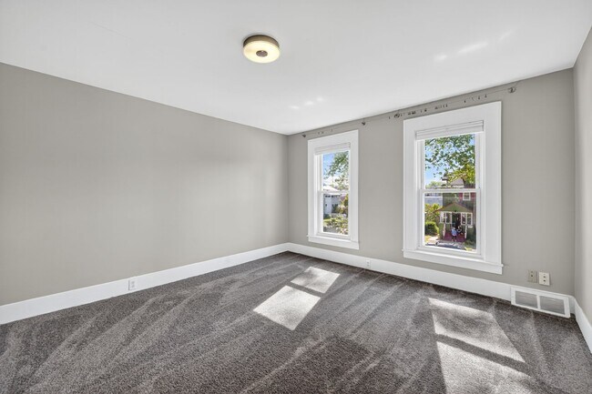 Building Photo - 814 Louis Ave