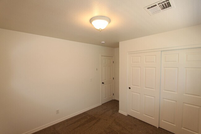 Building Photo - Spacious Bellemont Townhome | 3 Bedrooms + Private Fenced Yard