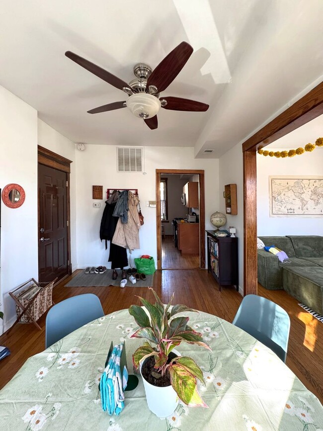 Building Photo - Ukrainian Village 2 Bedroom. Bright and Sunny. Big Bedrooms, Exposed Brick. Central HVAC. Free Fa...