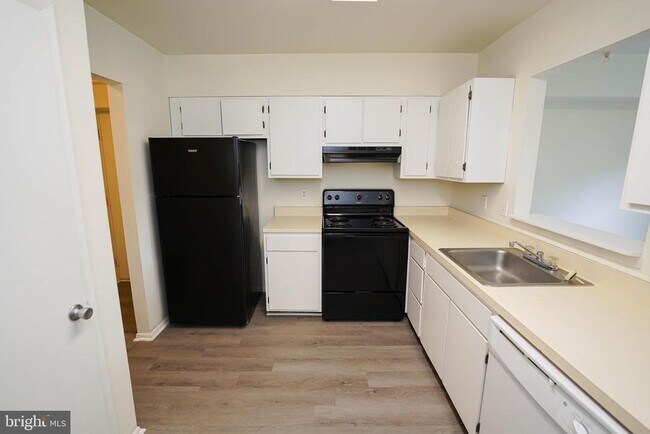 Building Photo - 802 College Ln