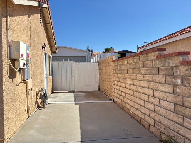 Building Photo - Modern East Palmdale ADU