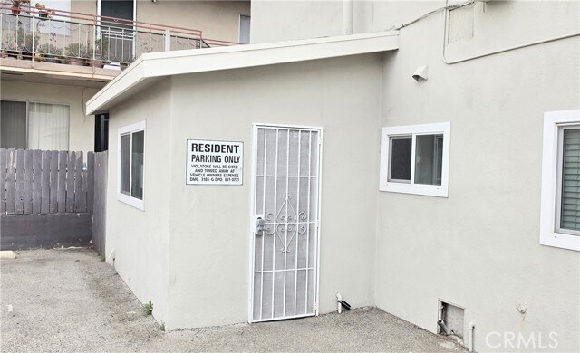 Building Photo - 10527 Western Ave