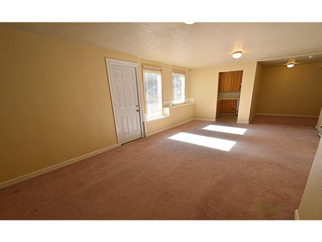 Building Photo - NEW LISTING! Cozy, Charm. Studio, Jr. 1BR,...