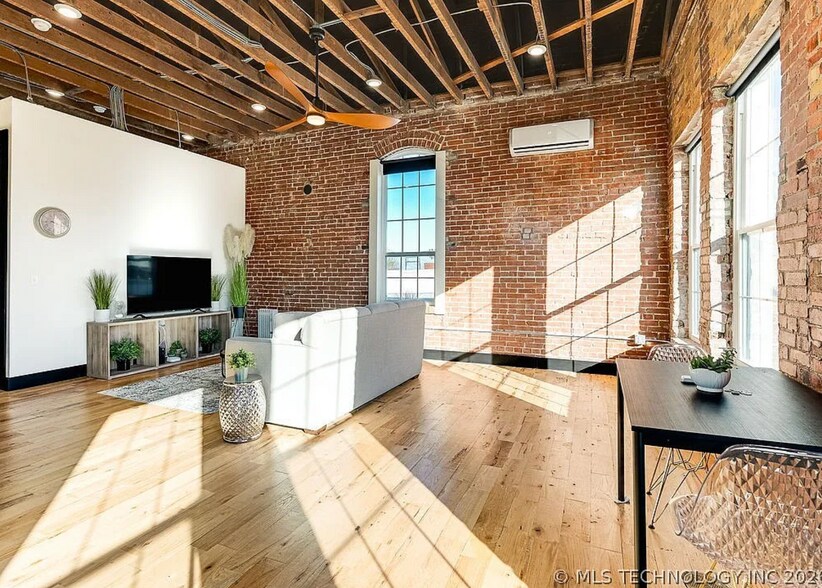 Building Photo - 118 E Main St