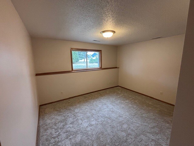 Building Photo - 127 Rosewood Ln S