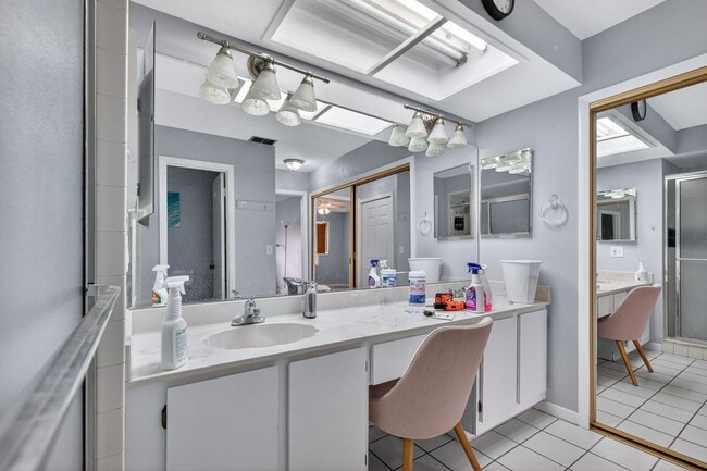Building Photo - Cozy 3 Bedroom Available in Tampa!