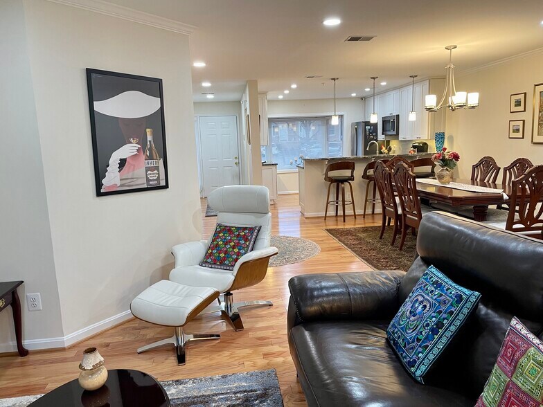 Building Photo - 203A Locust St SE