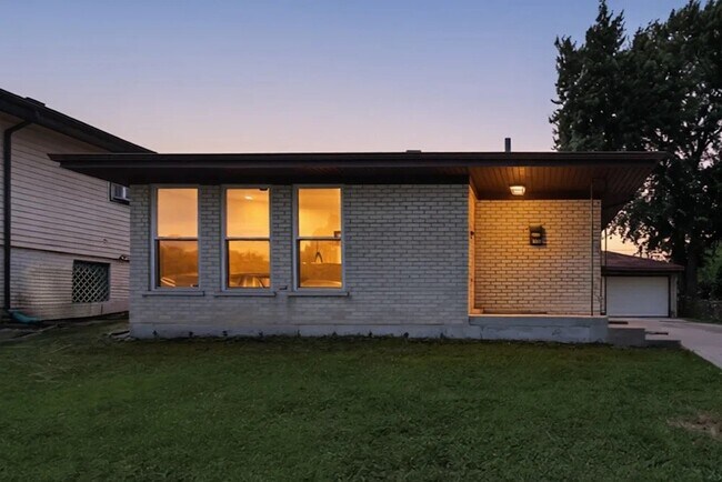 Building Photo - 16460 Roy St