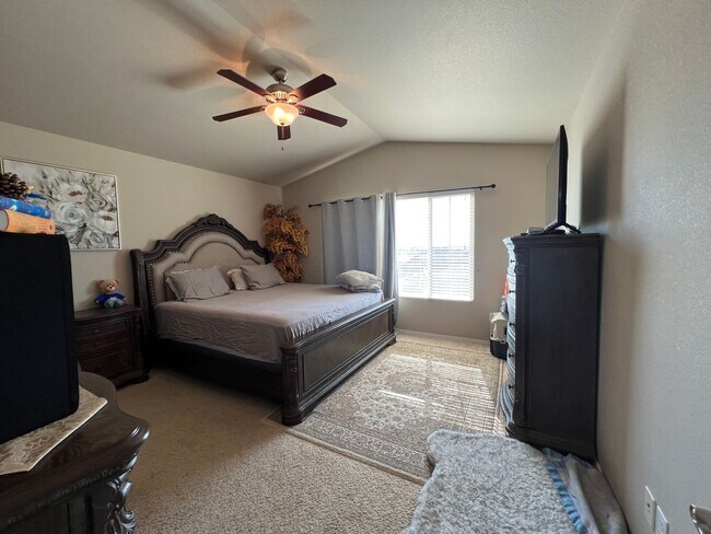 Building Photo - 4 Bedroom Home close to Peterson SFB