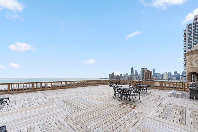 Building Photo - 2000 N Lincoln Park W