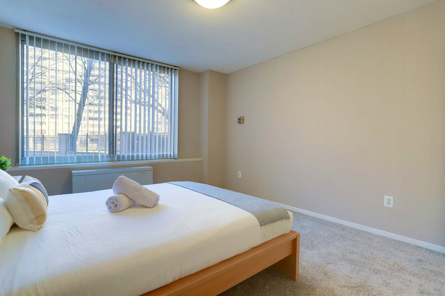 Building Photo - 1600 S Eads St