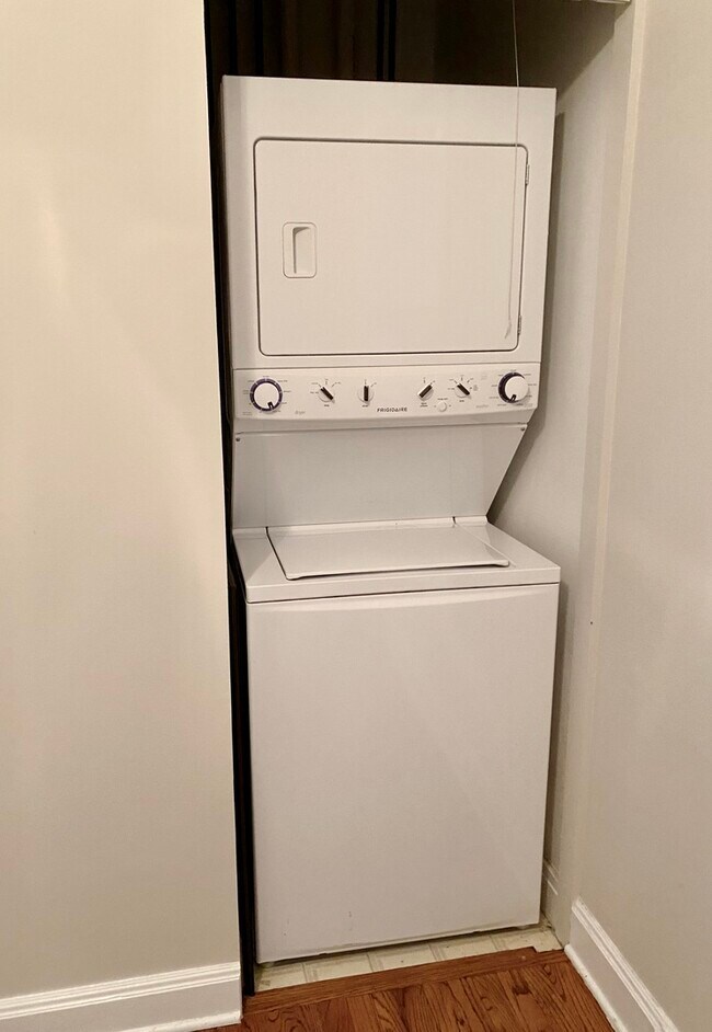 Building Photo - 909 W Gordon Terrace