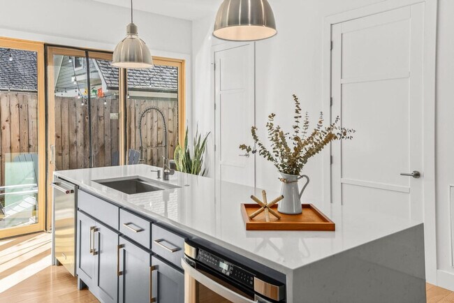 Building Photo - 707 SE A St