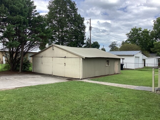 Building Photo - 702 Ansley St