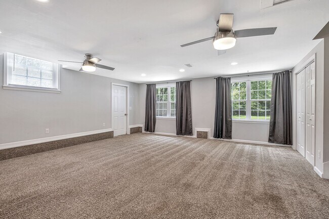 Building Photo - 213 Ivy Dr