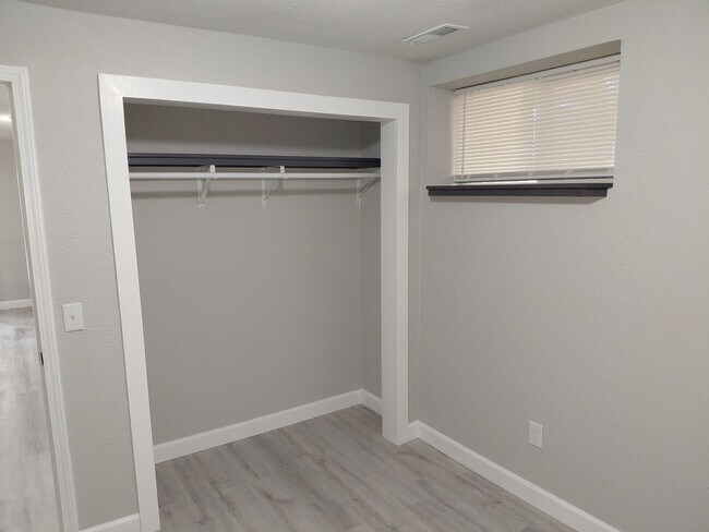 Building Photo - FULLY REMODELED 2 Bedroom Apartment with l...