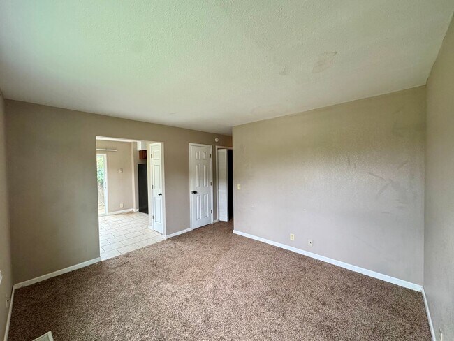 Building Photo - 230 SE 121st Rd