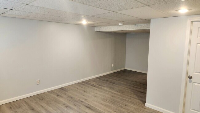 Building Photo - "Charming 3-Bed Oasis with 2.5 Baths on Carrington Court!"